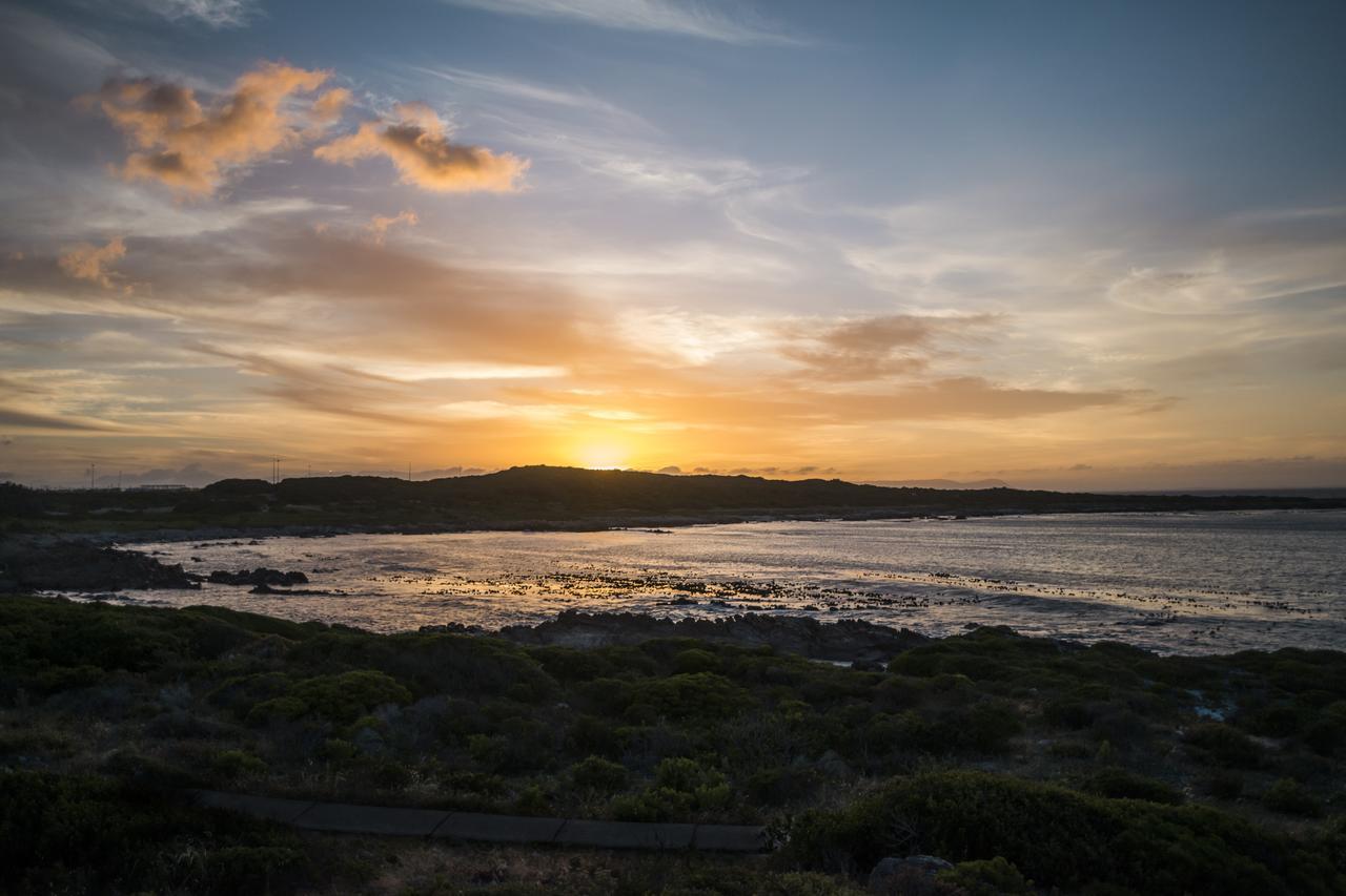 Schulphoek Seafront House Hermanus Zewnętrze zdjęcie Sunset over the bay